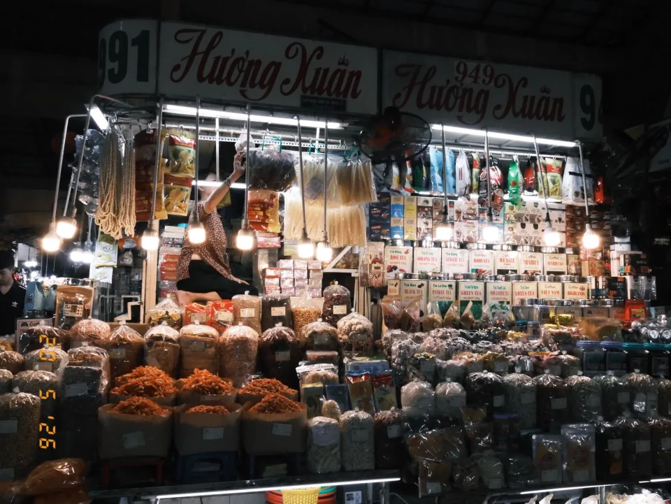 Bàn tiệc nhóm đông — mâm lẩu và các món nhậu bày kín mặt bàn