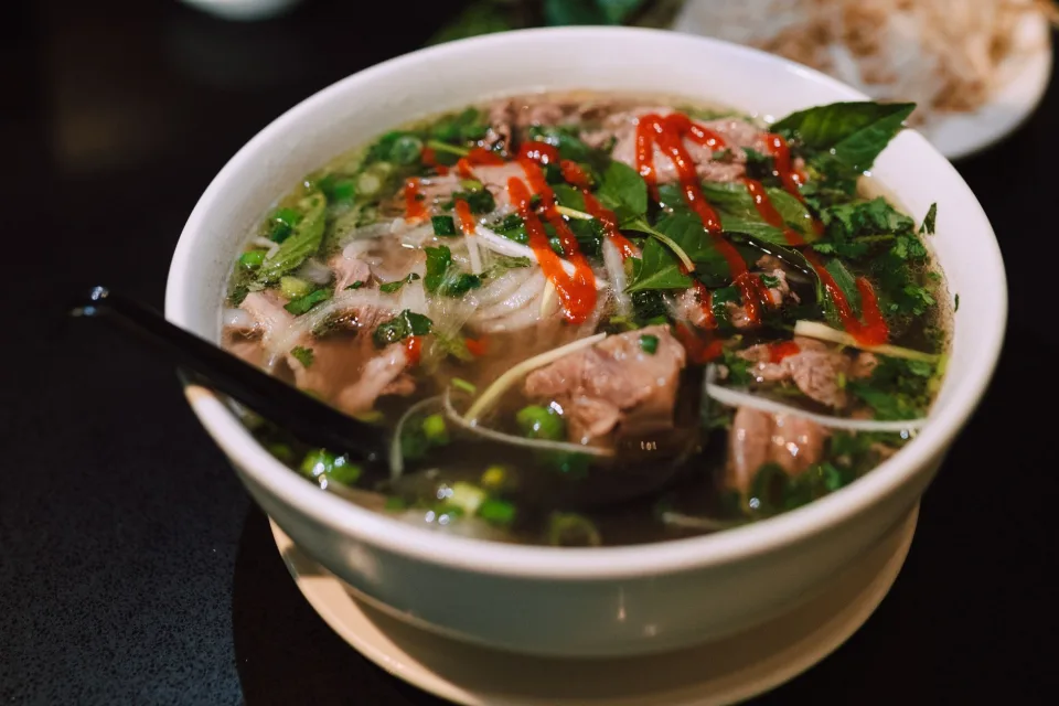Đội ngũ đầu bếp và nhân viên tại quán